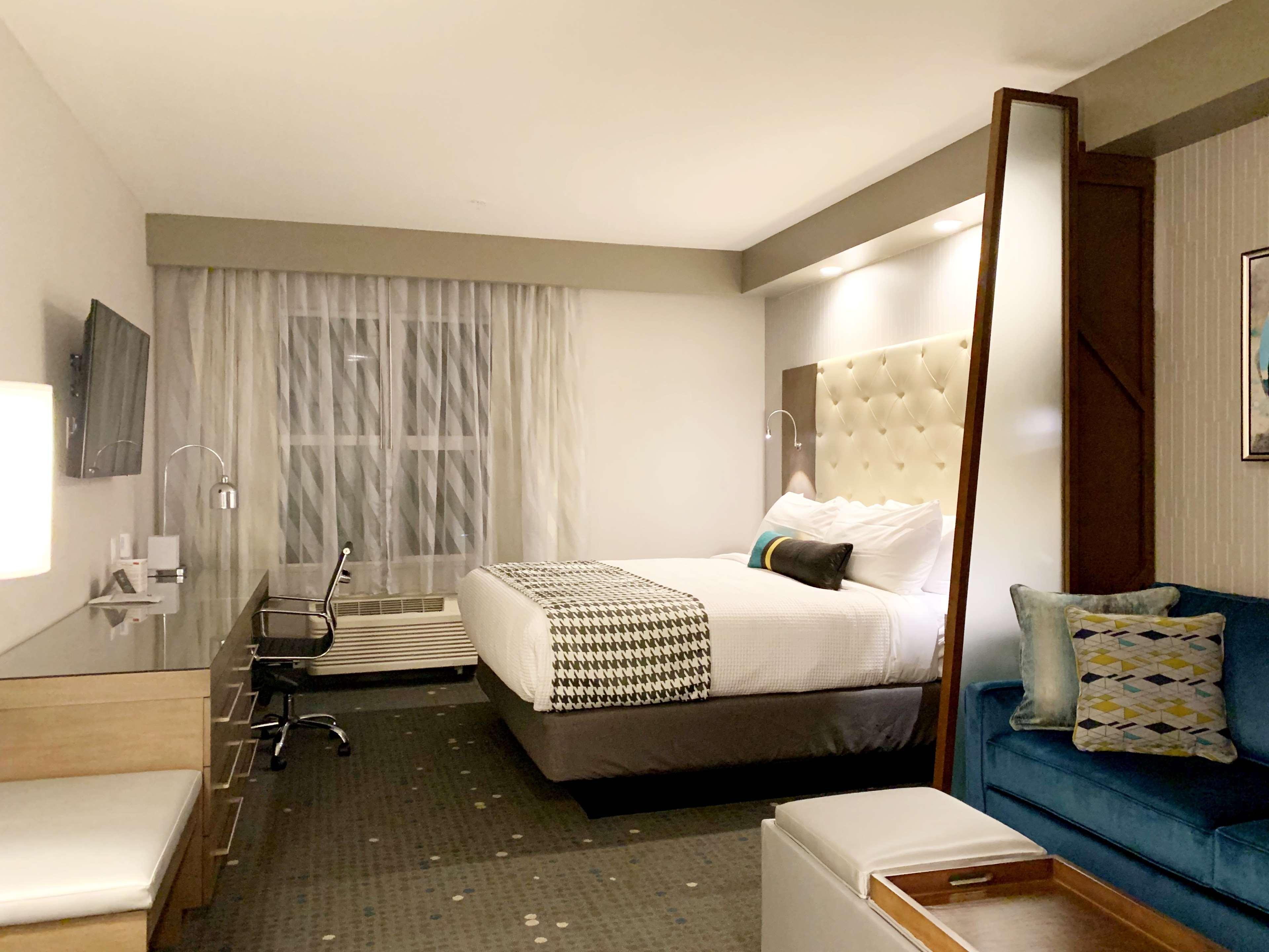 Best Western Premier Hotel At Fisher'S Landing Vancouver Exterior photo
