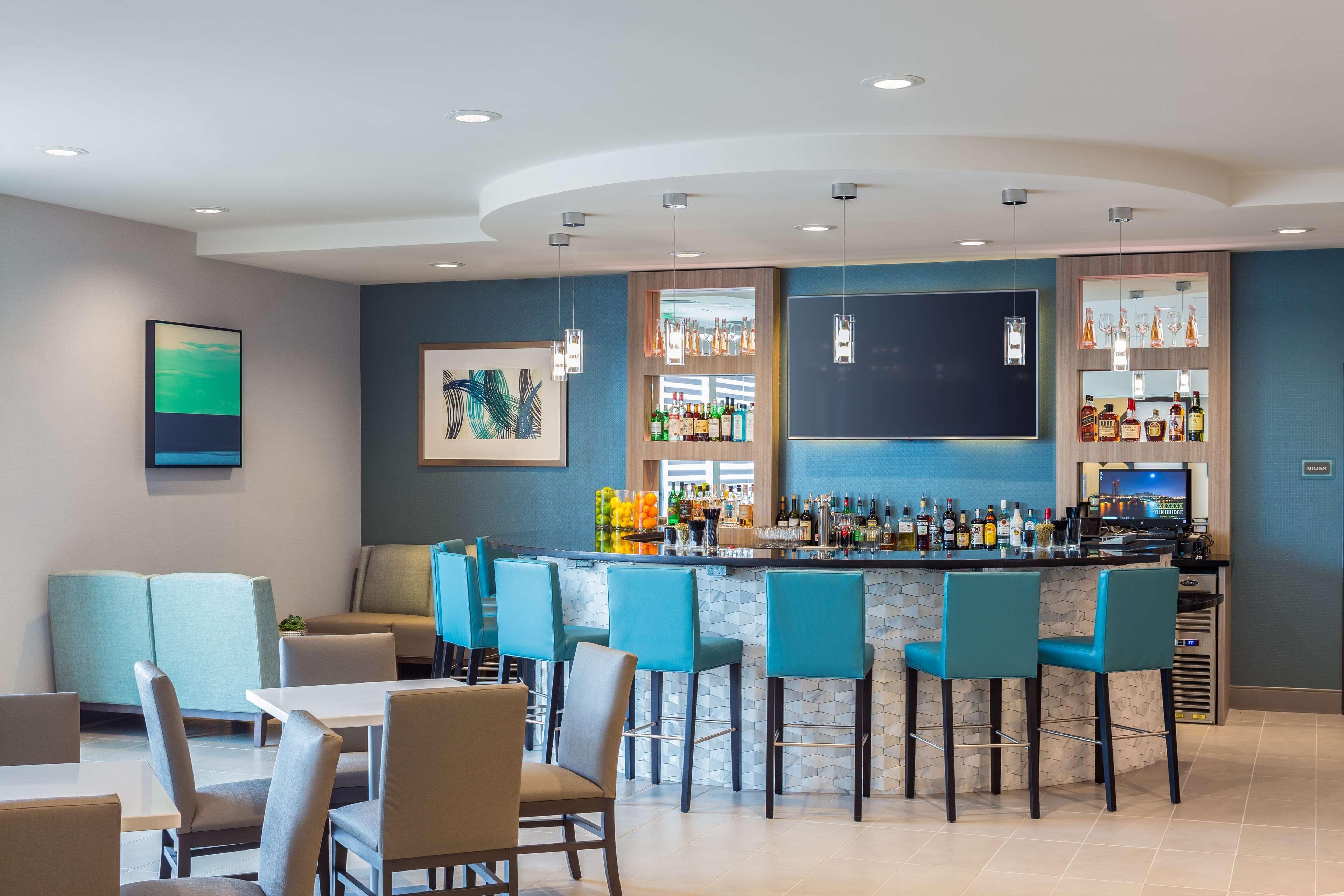 Best Western Premier Hotel At Fisher'S Landing Vancouver Exterior photo
